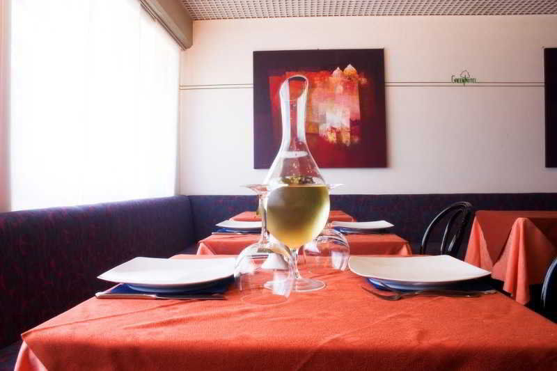 Green Hotel Motel Vergiate Restaurant foto